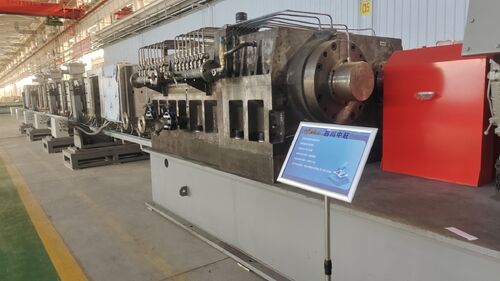 Empat ZHP330 petrokimia devolatilization ekstrusi granulator dirakit di Lanzhou Petrochemical Equipment Park.