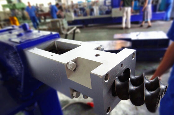 Harga bagus Coperion ZSK40 Twin Screw Extruder Side Feeder Rasio Isi 10-50% Fluktuasi Makan Rendah on line